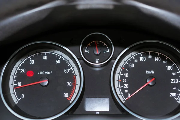 Tableau de bord de la voiture. Tachymètre, compteur de vitesse et carburant — Photo