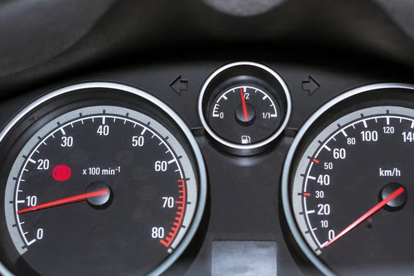 Tableau de bord de la voiture. Tachymètre, compteur de vitesse et carburant — Photo