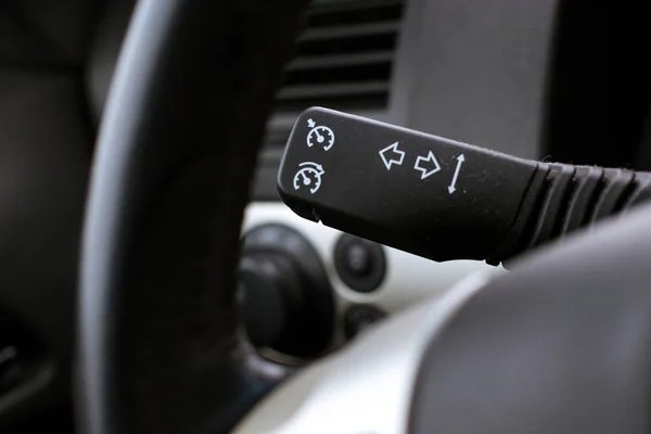 Cruise kontrol ve dönüş sinyalleri bir araba ile kolu