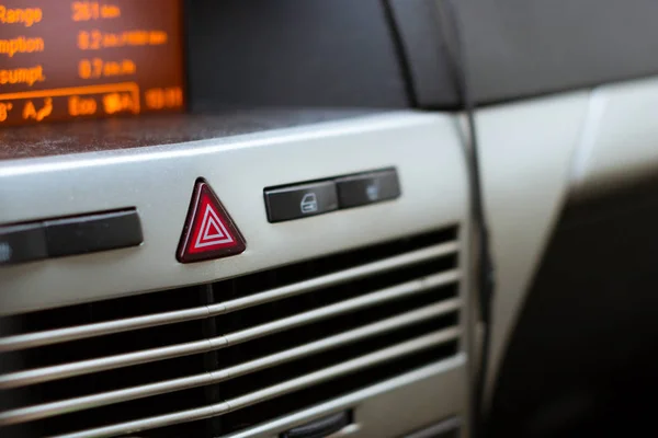 Üstünde-tahta araba bilgisayar. Alarm ve kilit düğmeleri — Stok fotoğraf