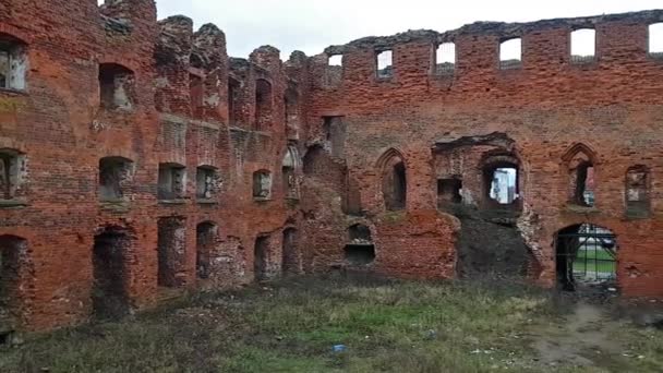 Ruínas da fortaleza medieval Ragnit em Neman, Rússia — Vídeo de Stock