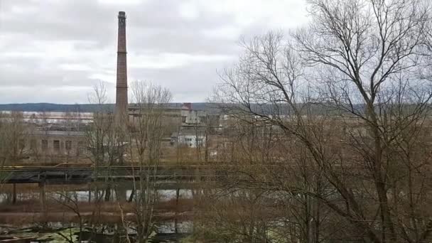 Verlaten pulp en papier plant, Neman, Kaliningrad — Stockvideo