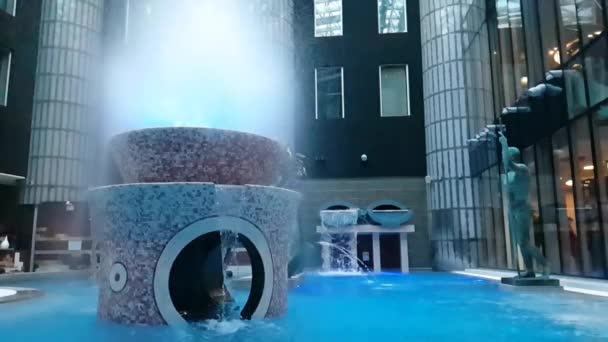 プールの噴水。タリンク スパ アンド カンファレンス ホテル — ストック動画