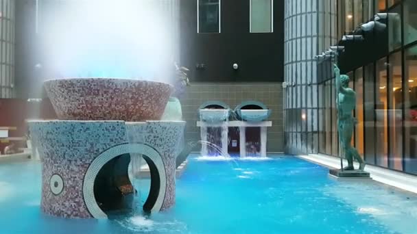 Fontana in piscina. Tallink Spa e hotel per conferenze — Video Stock