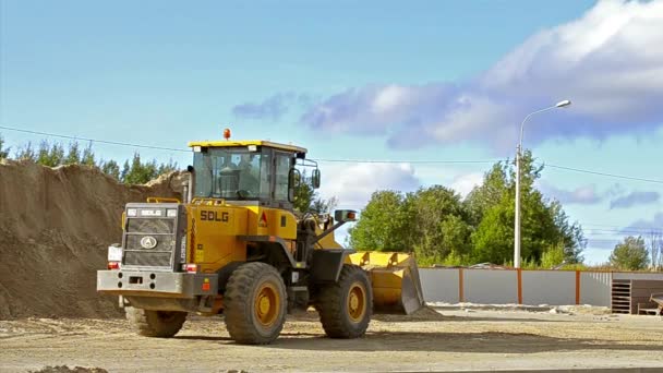 Bulldozer met emmer bouw high-speed weg — Stockvideo