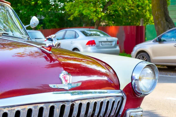 Carro vermelho retro soviético Volga GAZ-21 Gorky, Rússia — Fotografia de Stock