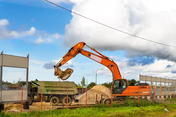 Cargas de cuchara excavadora camión pesado con tierra —  Fotos de Stock