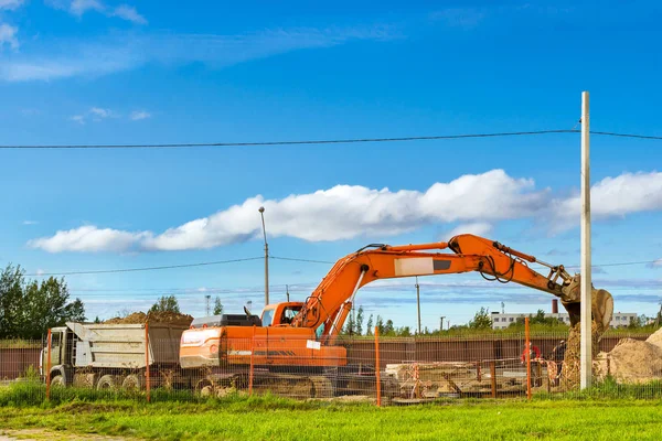 Cargas de cuchara excavadora camión pesado con tierra —  Fotos de Stock