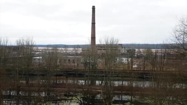 Verlaten pulp en papier plant, Neman, Kaliningrad — Stockvideo