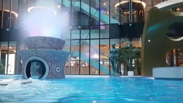 Fuente en la piscina. Tallink Spa y hotel de conferencias — Vídeo de stock