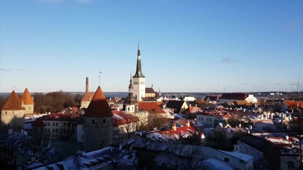 Tallin de invierno desde la plataforma de observación Kohtuotsa — Vídeo de stock