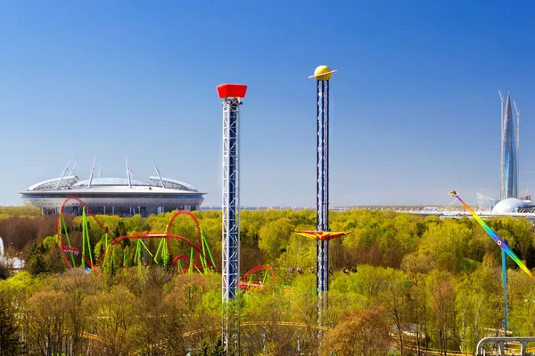 Parque de diversões, Centro Lakhta, Zenit Arena em SPb — Fotografia de Stock