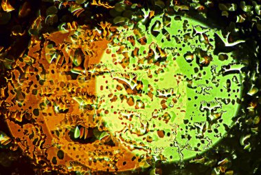 Cam renkli noktalar üzerine damlalar