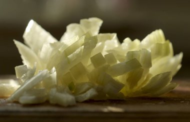 Arka ışıkta ince doğranmış soğan