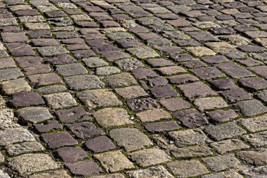 Dikdörtgen taş döşeli alan.