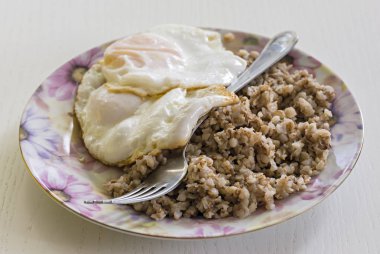 Buğday ve sahanda yumurta