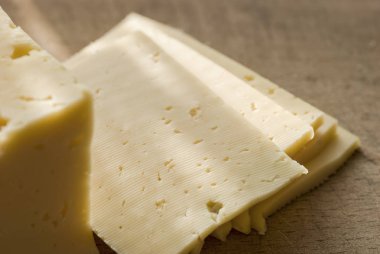 Sert peynir dilimlenmiş ince dilimler