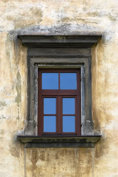 Vieille fenêtre et vieux mur — Photo