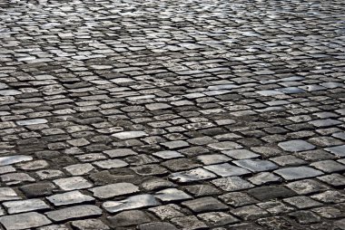 Dikdörtgen taş döşeli alan.