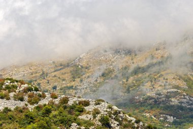 Sonbahar dağlar bulutlar. 