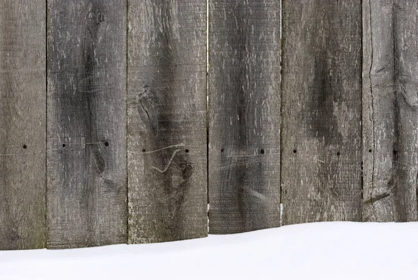 木栅栏被雪覆盖着 它可以作为圣诞节和新年主题等的背景 — 图库照片