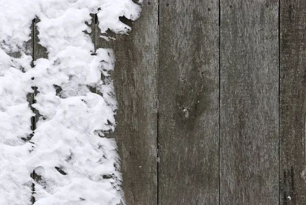 木栅栏被雪覆盖着 它可以作为圣诞节和新年主题等的背景 — 图库照片