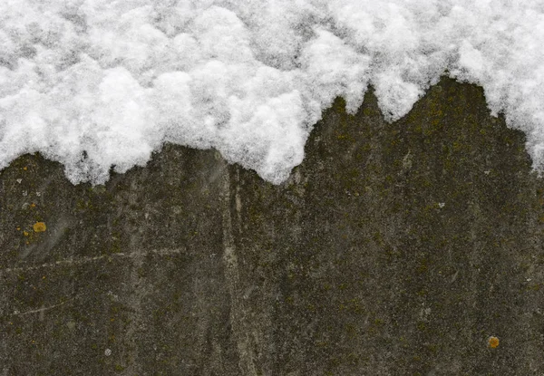 混凝土墙上覆盖着雪 它可以作为圣诞节和新年主题的背景 — 图库照片