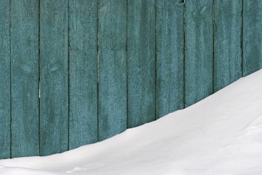Karla kaplı ahşap çitler..