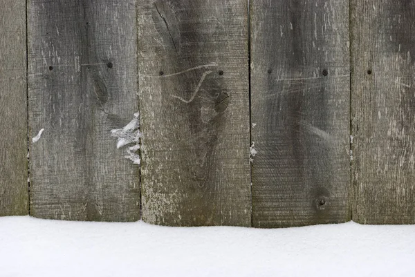 Houten hek bedekt met sneeuw. — Stockfoto