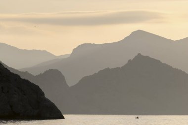 Dağ kıyı deniz manzara. Arka plan Dağları nın bir teknede bir balıkçı