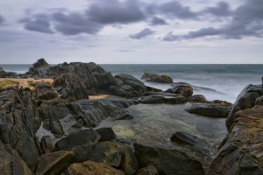Hint Okyanusu kıyısında. Sunrise Sri Lanka.