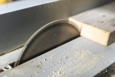 Kapalı durumda dairesel makine. Yakından gördüm.