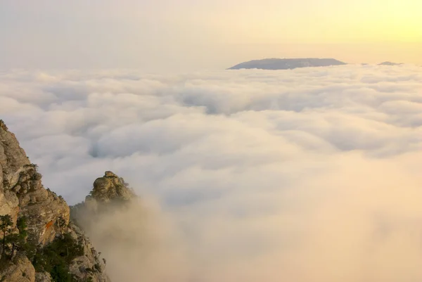 View from the mountain to the low clouds during sunset. — Stock Photo, Image