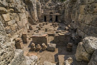 Taş evler ve Phaselis Antik şehir sokak kalıntıları.