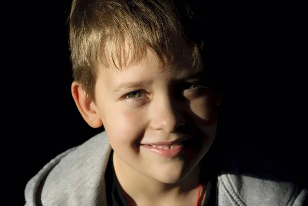 Portrét Dítěte Sedmi Let Chlapec Usmívá — Stock fotografie