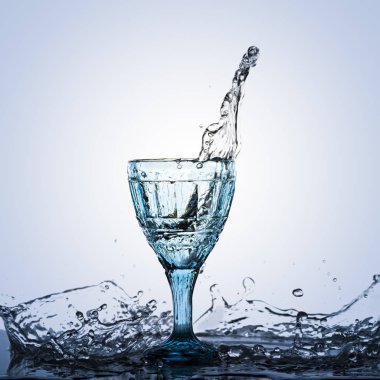 Klasik bir bardaktaki alkol artışının fotoğrafı. Stüdyo çekimi.