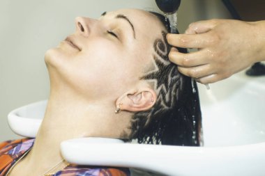 Salon kadında şampuan