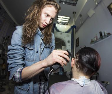 Performans gösteren yaratıcı saç kesimi dövme