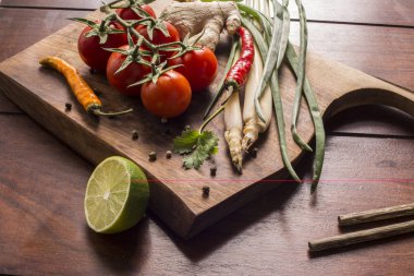 Tavuk köri, soğan ve kırmızı biber ile