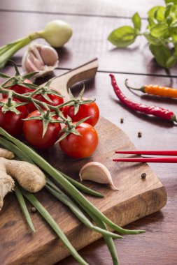 Tavuk köri, soğan ve kırmızı biber ile