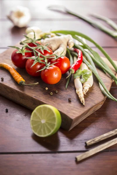 Tavuk köri, soğan ve kırmızı biber ile