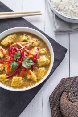 Tavuk köri, soğan ve kırmızı biber ile