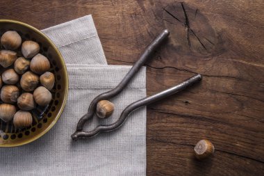 Fındıkkıran eski ahşap arka plan üzerinde kumaş üzerine.
