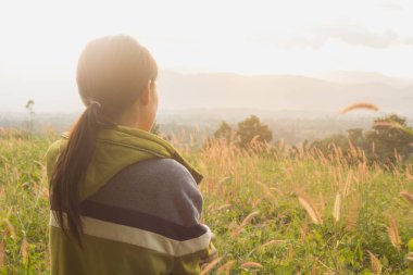 bir dağ üzerinde duran güneşin tadını