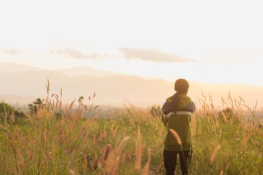 bir dağ üzerinde duran güneşin tadını