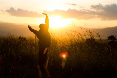 bir dağ üzerinde duran güneşin tadını