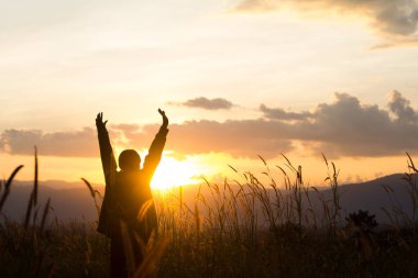 bir dağ üzerinde duran güneşin tadını