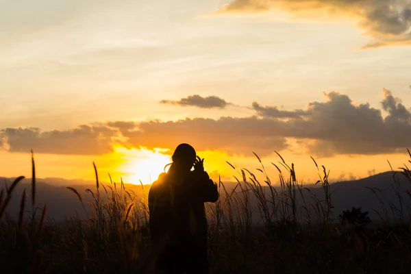 Standing on a mountain, enjoying the sunset — Stock Photo, Image