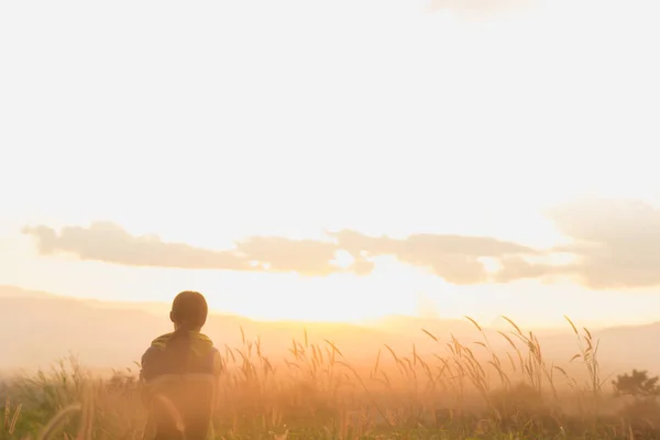 Standing on a mountain, enjoying the sunset — Stock Photo, Image