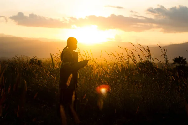 Standing on a mountain, enjoying the sunset — Stock Photo, Image